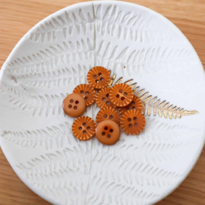 LISE TAILOR - BOUTON PÂQUERETTE - 12 MM - CARAMEL